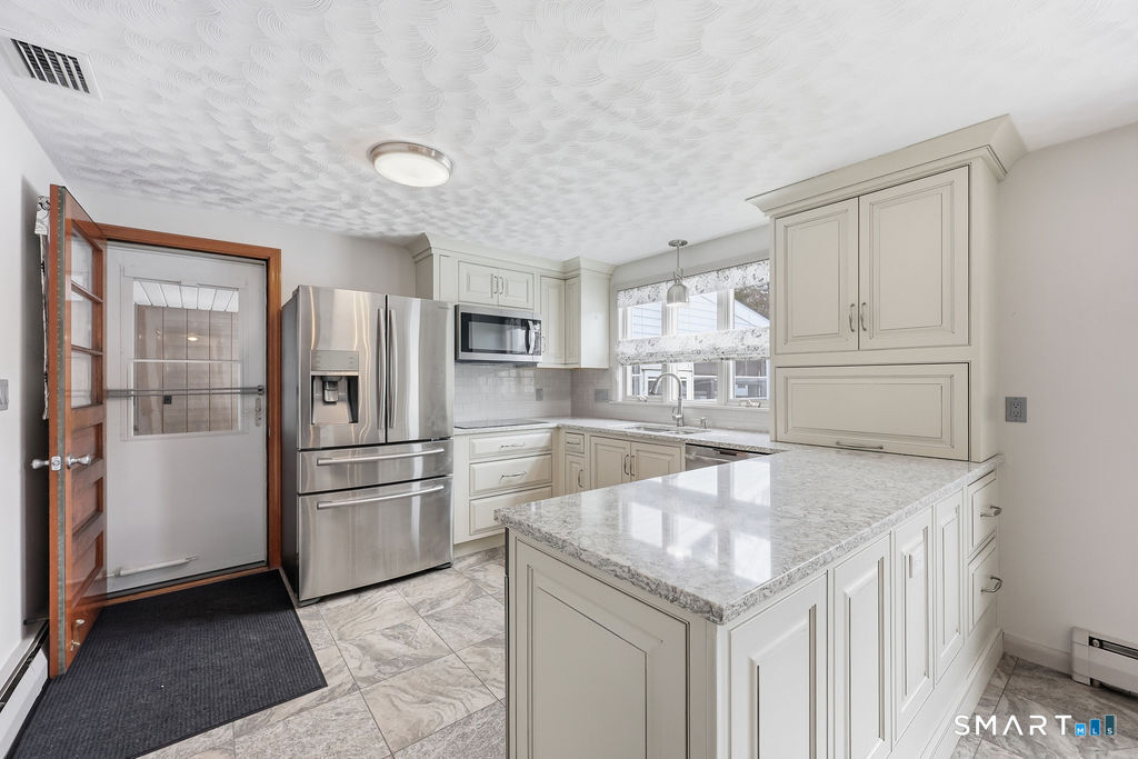 24 Iroquois Road Enfield, CT 06082 - Photo 2 of 38