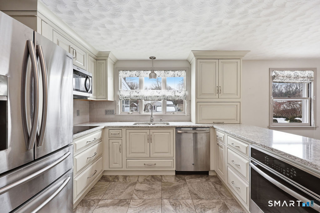 24 Iroquois Road Enfield, CT 06082 - Photo 3 of 38