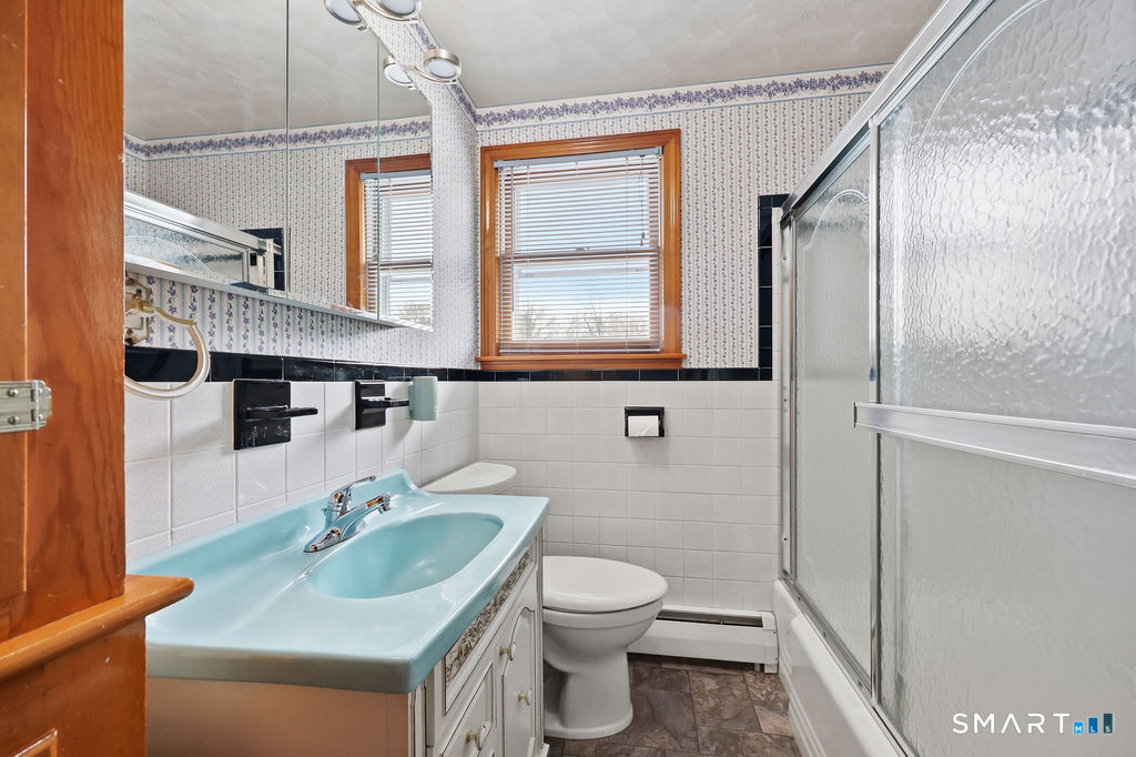 24 Iroquois Road Enfield, CT 06082 - Photo 4 of 38