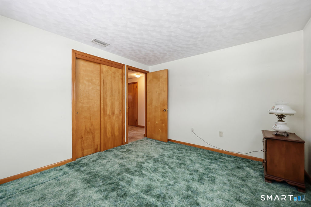 24 Iroquois Road Enfield, CT 06082 - Photo 10 of 38