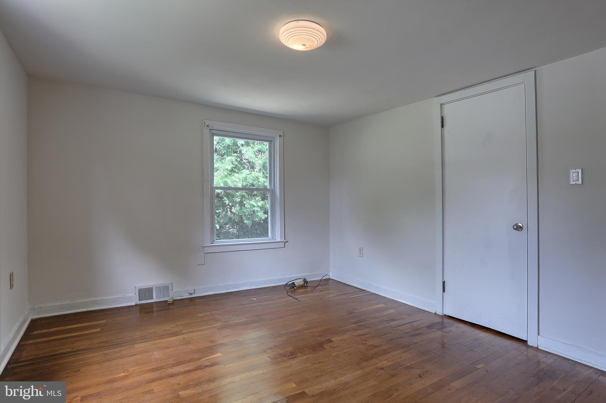 431 Luther Road Harrisburg, PA 17111 - Photo 22 of 40 Bedroom #3. Hardwood & Replacement Windows.