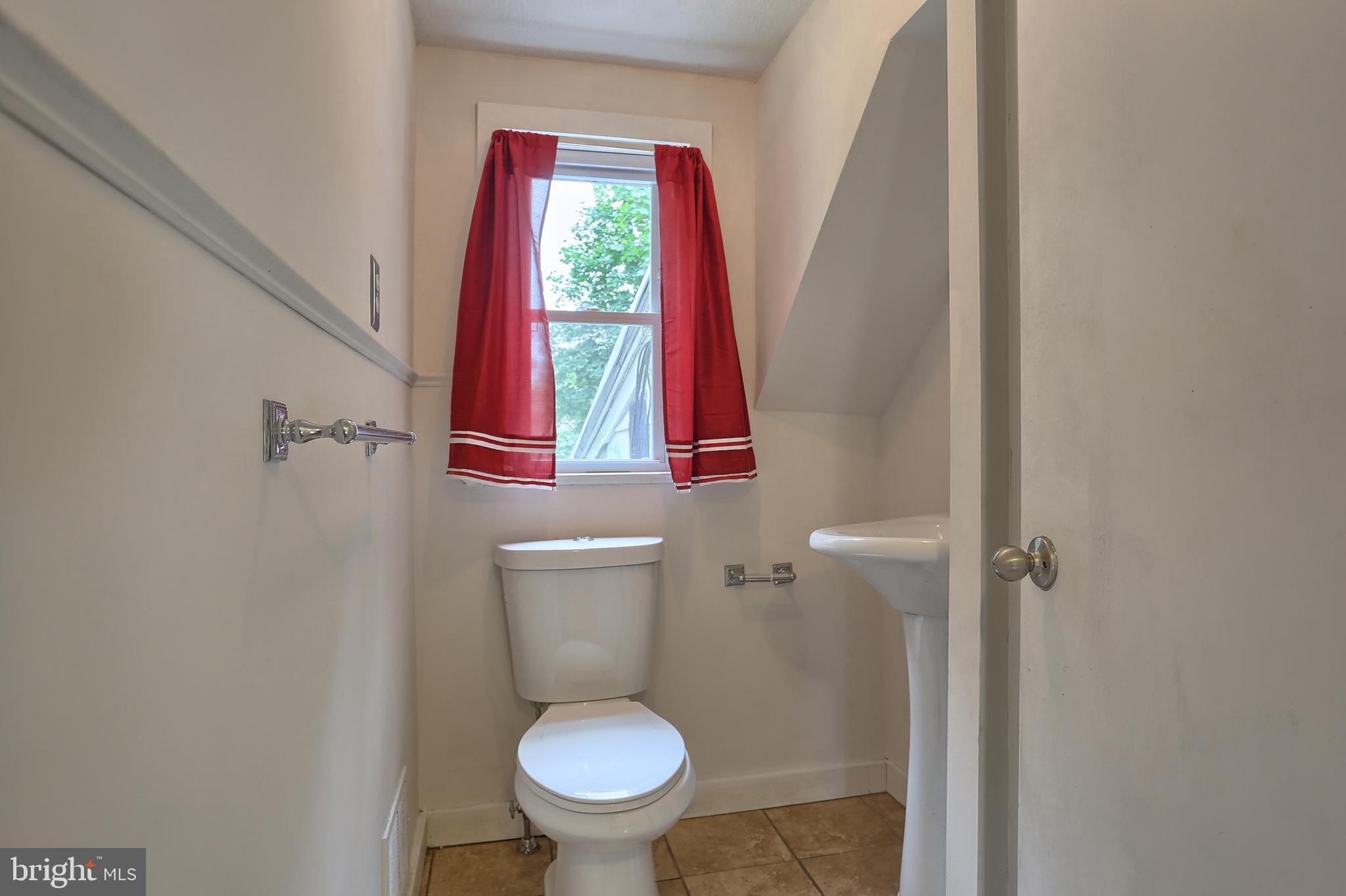431 Luther Road Harrisburg, PA 17111 - Photo 23 of 40 Upper Level Full Bath.