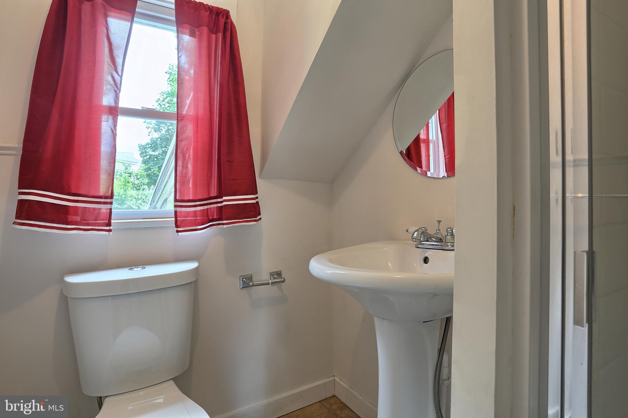 431 Luther Road Harrisburg, PA 17111 - Photo 24 of 40 Upper Level Full Bath.