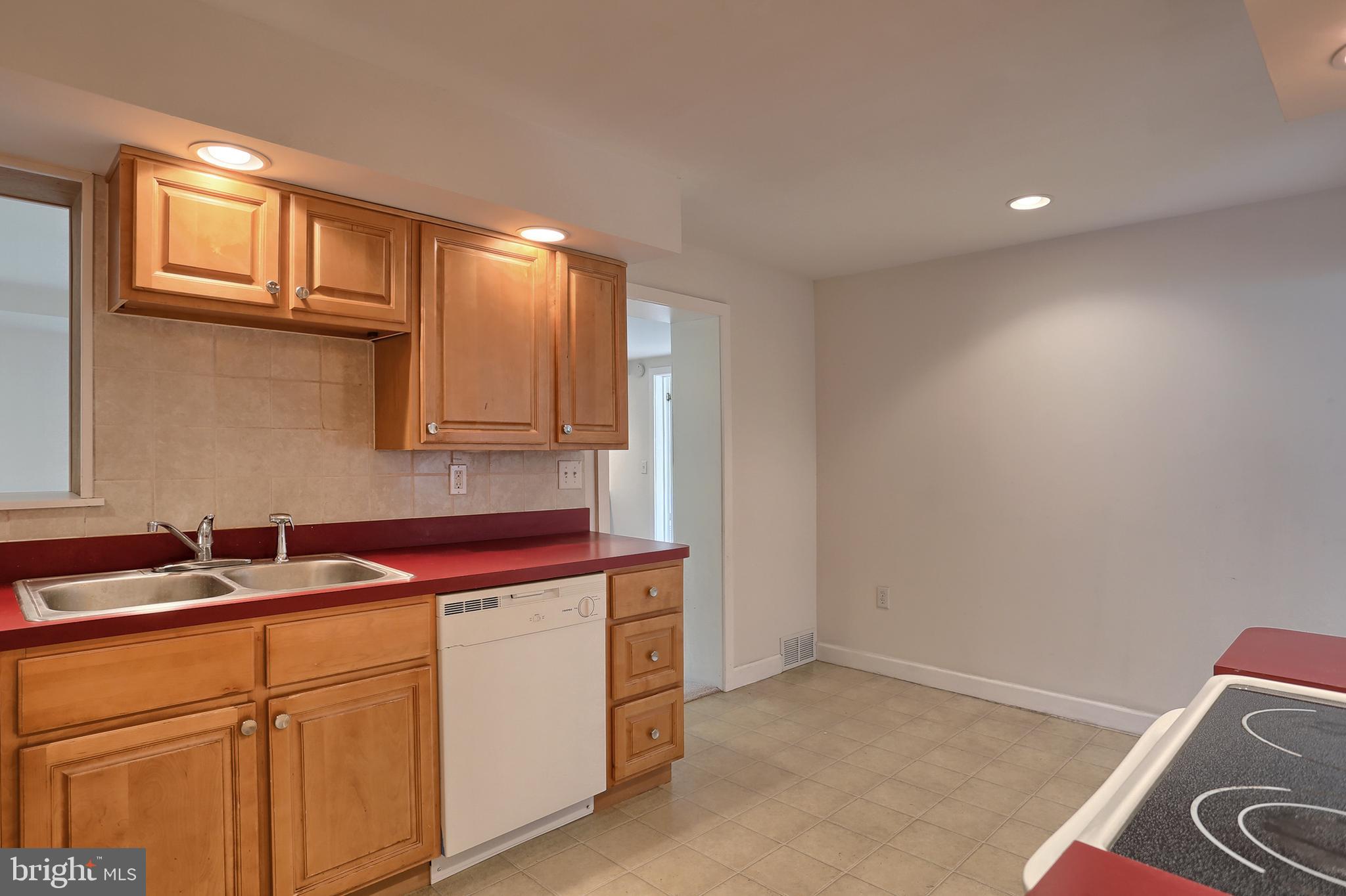 431 Luther Road Harrisburg, PA 17111 - Photo 9 of 40 Dining area in kitchen.