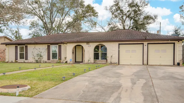 $269,900 | 108 Spruce Street, Lake Jackson, TX 77566