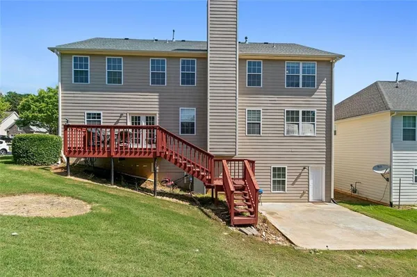 a view of front of house with a yard