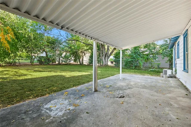 a view of a house with backyard