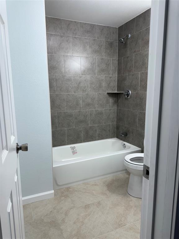 404 West Elm Street Whitewright, TX 75491 - Photo 4 of 8 a bathroom with a bathtub and a toilet