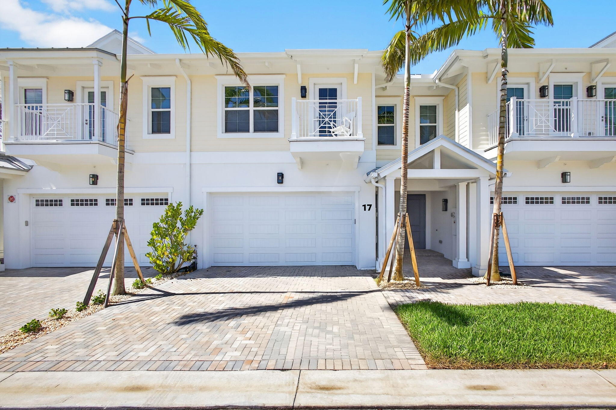 125 Water Pointe Place, Unit 27 Jupiter, FL 33477 - Photo 7 of 11 a view of a house with small yard
