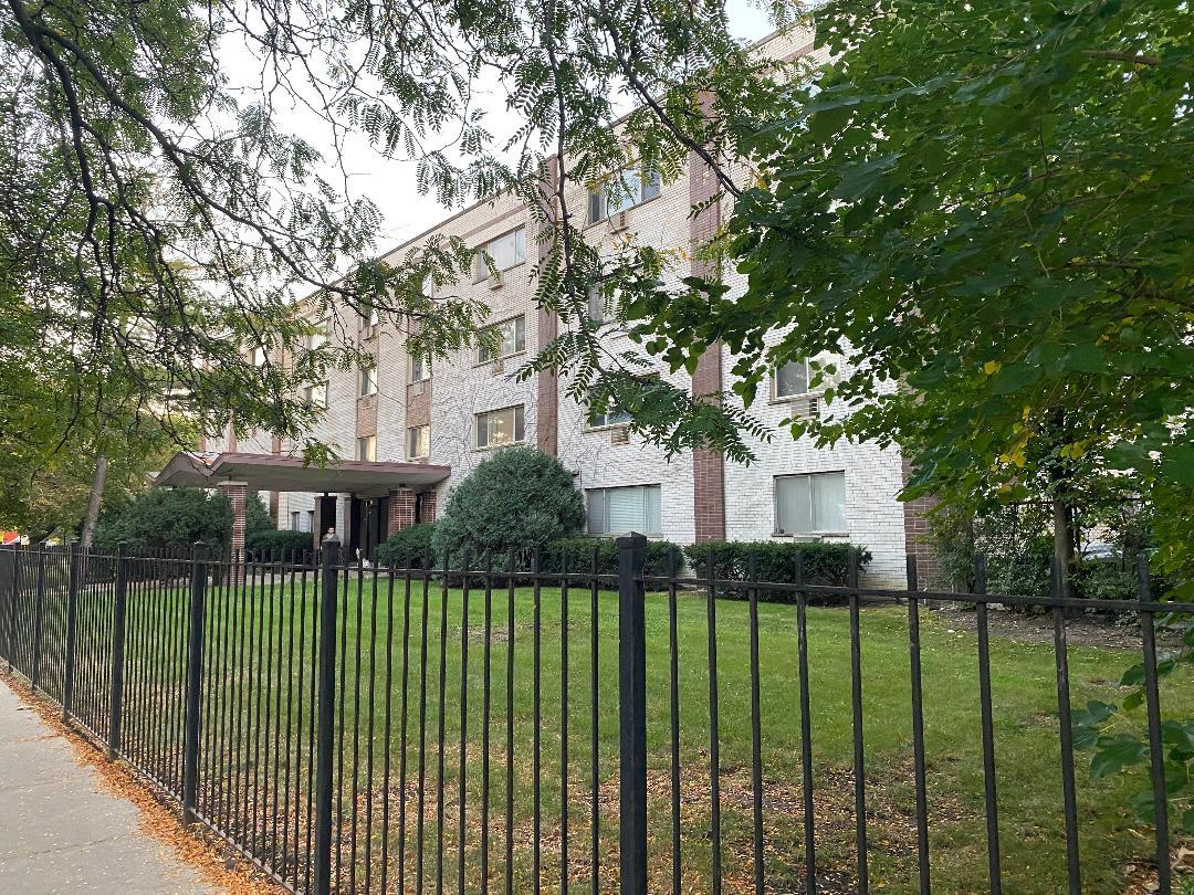 1415 West Pratt Boulevard, Unit 407 Chicago, IL 60626 - Photo 3 of 10 a front view of a house having yard