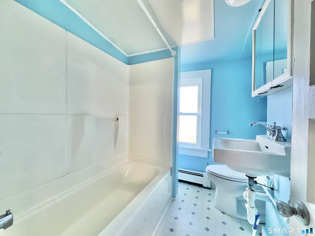 $2,600 | 186 West Washington Street, Unit 2, Bristol, CT 06010