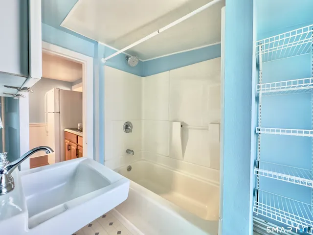 $2,600 | 186 West Washington Street, Unit 2, Bristol, CT 06010