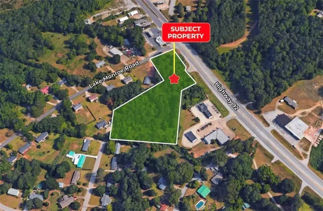 a sign that is sitting on a brick wall