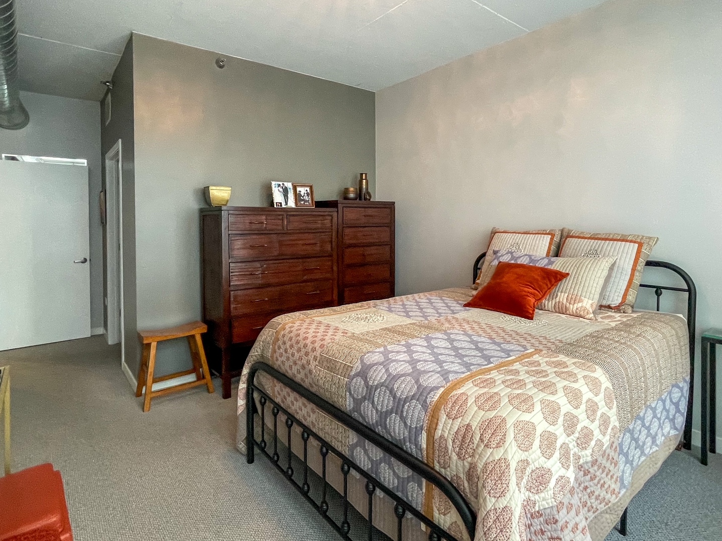 909 West Washington Boulevard, Unit 510 Chicago, IL 60607 - Photo 11 of 16 a bedroom with a bed and dresser