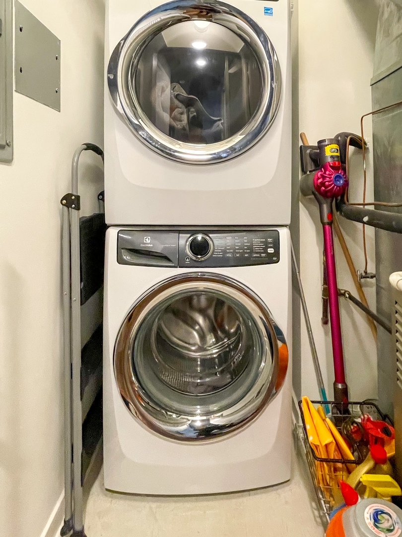 909 West Washington Boulevard, Unit 510 Chicago, IL 60607 - Photo 13 of 16 a utility room with dryer and washer