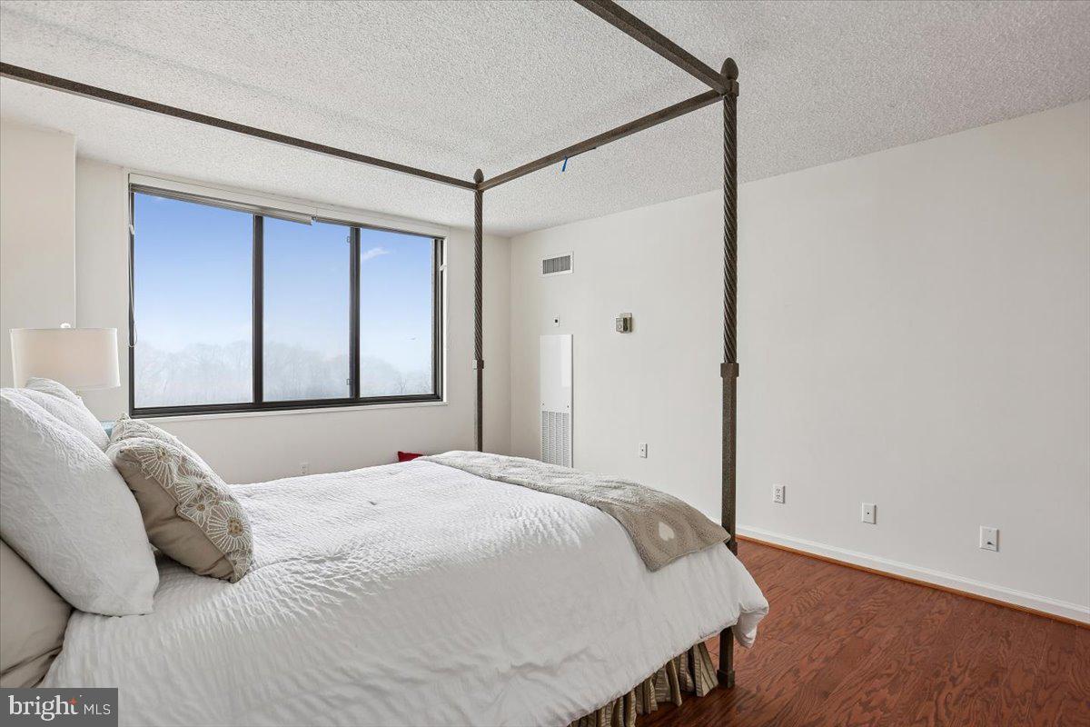 5225 Pooks Hill Road, Unit 629S Bethesda, MD 20814 - Photo 18 of 58 a bedroom with a bed and a mirror