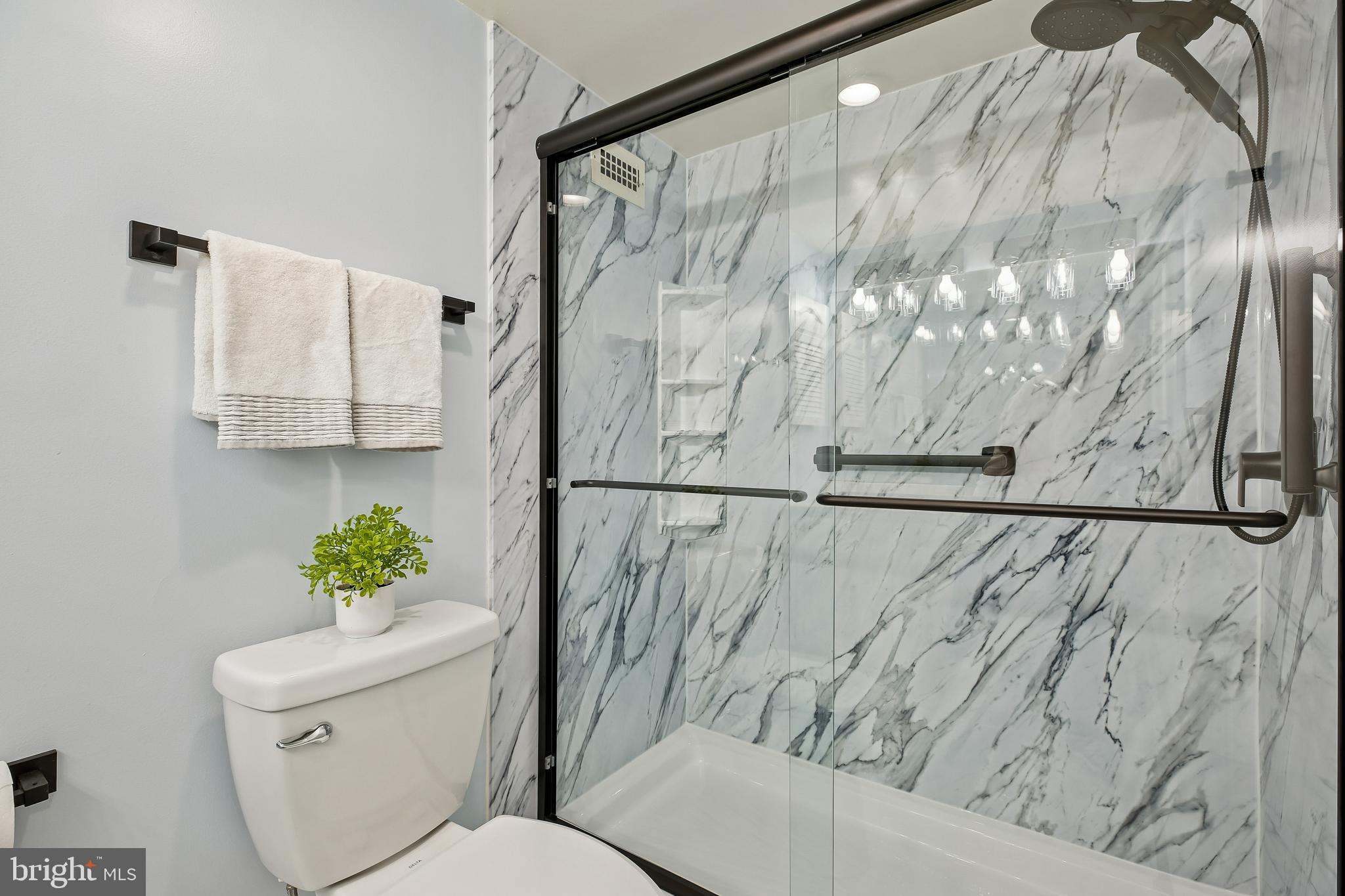 5225 Pooks Hill Road, Unit 629S Bethesda, MD 20814 - Photo 20 of 58 a bathroom with a toilet sink and tub