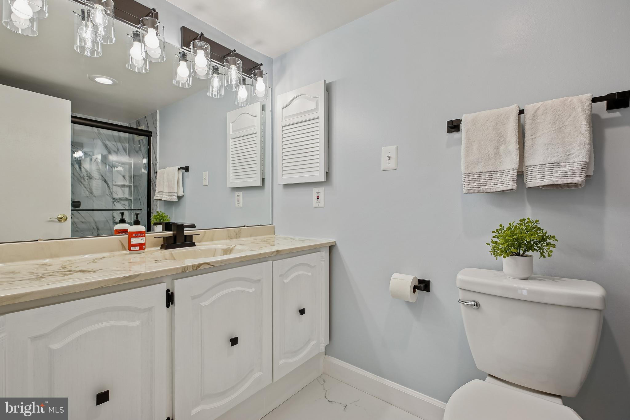 5225 Pooks Hill Road, Unit 629S Bethesda, MD 20814 - Photo 23 of 58 a bathroom with a toilet sink and mirror
