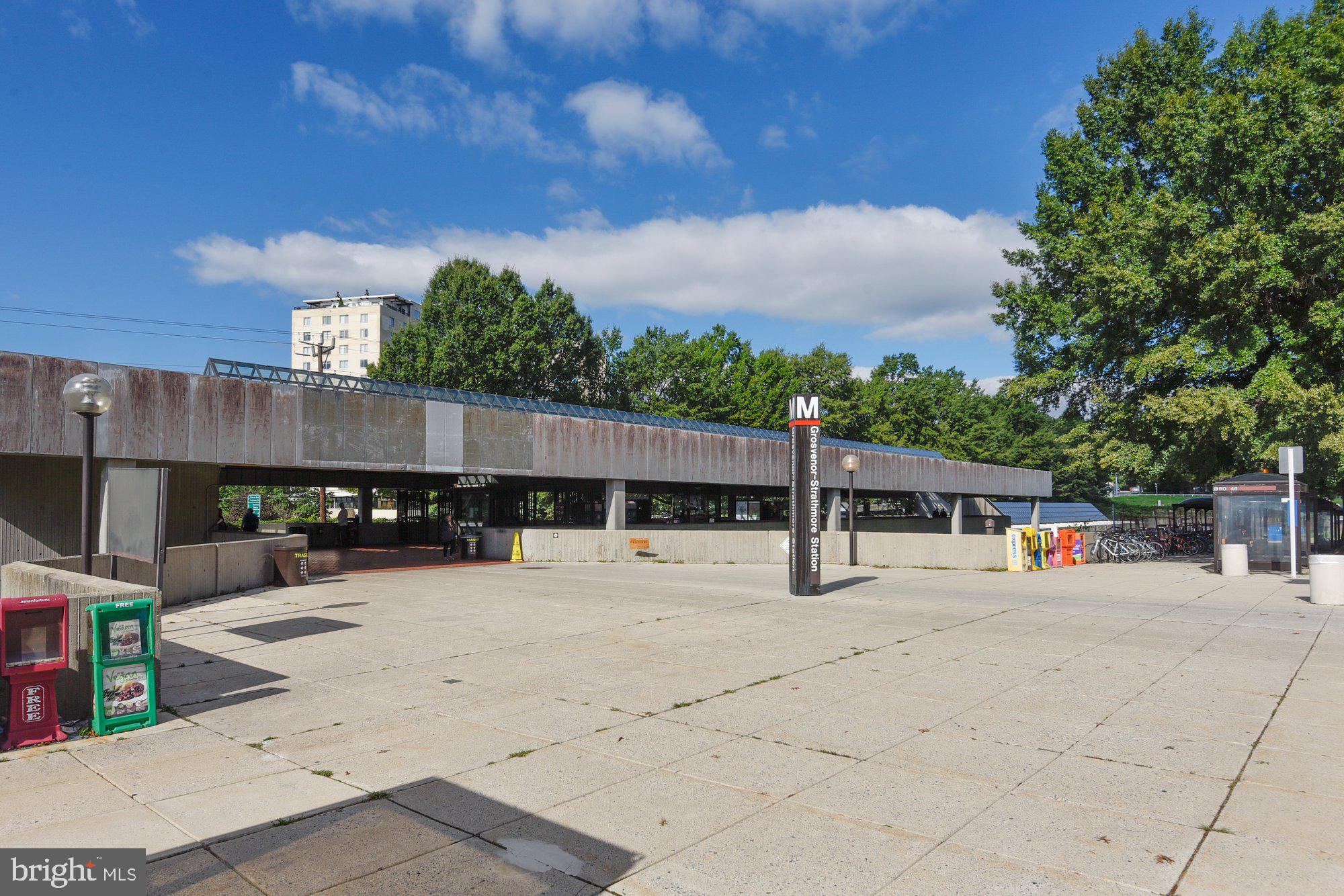 5225 Pooks Hill Road, Unit 629S Bethesda, MD 20814 - Photo 57 of 58 a view of a parking area
