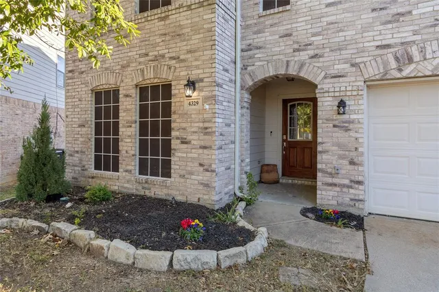a view of a house with backyard and trees