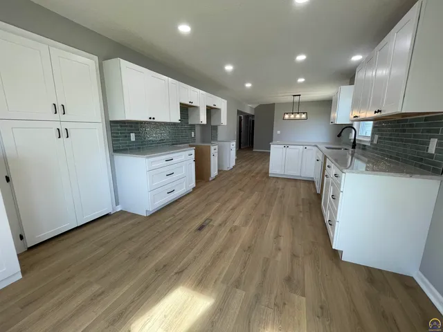 $429,900 | 2401 West View Terrace, Emporia, KS 66801