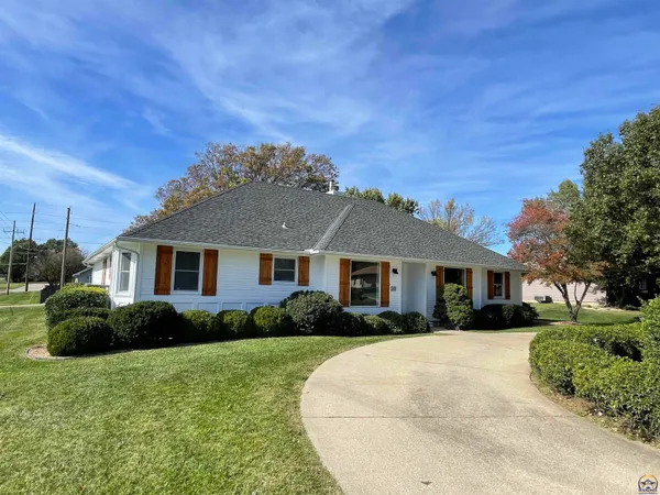 $429,900 | 2401 West View Terrace, Emporia, KS 66801