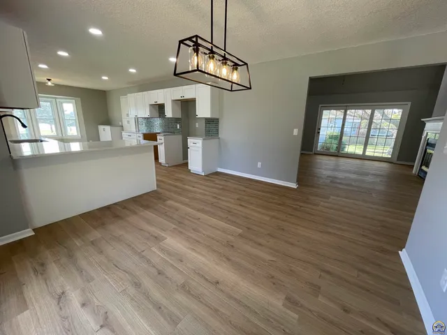 $429,900 | 2401 West View Terrace, Emporia, KS 66801