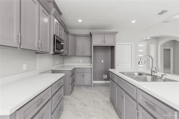 $1,950 | 6000 North Cuesta Del Sol Street, Edinburg, TX 78542