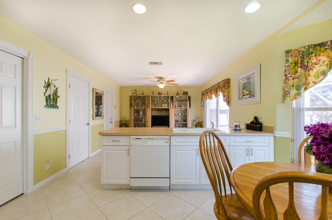 10697 Oak Lake Way Boca Raton, FL 33498 - Photo 8 of 26 KITCHEN / DEN
