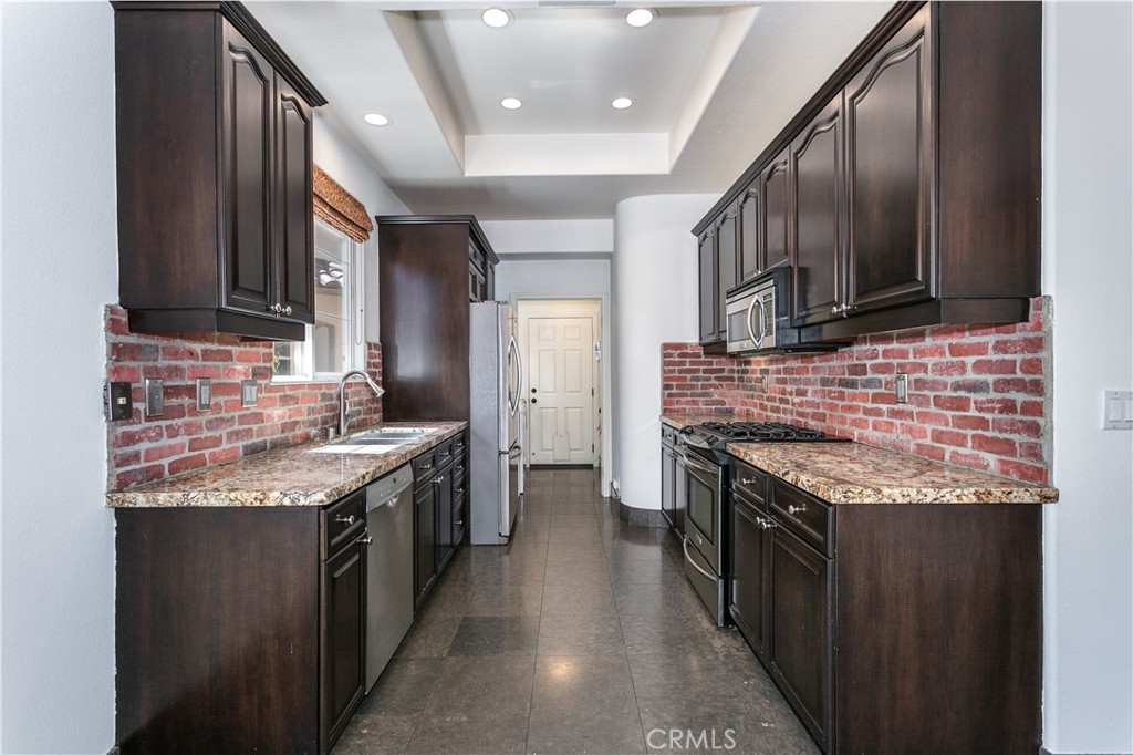 1175 Corte Riviera Camarillo, CA 93010 - Photo 11 of 33