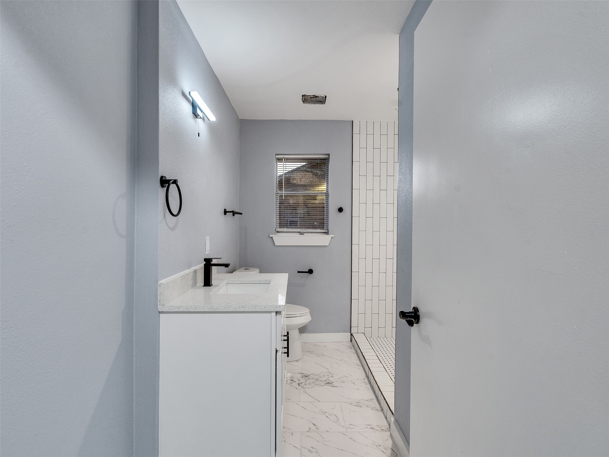 3111 Hartwick Road Houston, TX 77093 - Photo 13 of 20 Ensuite full bathroom