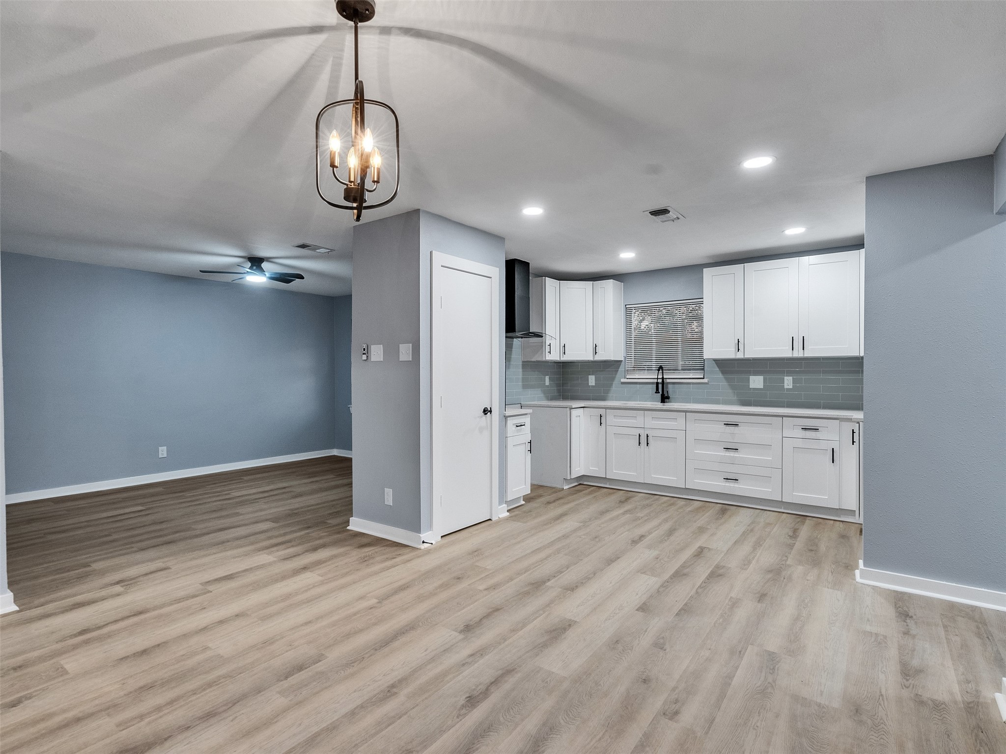 3111 Hartwick Road Houston, TX 77093 - Photo 4 of 20 View of living area and kitchen