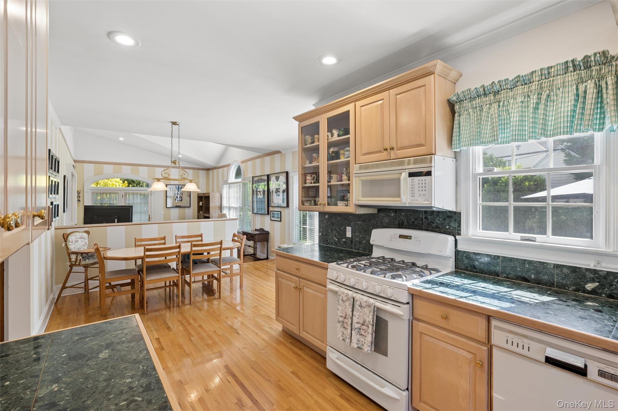 153 Roxbury Road Garden City, NY 11530 - Photo 16 of 42