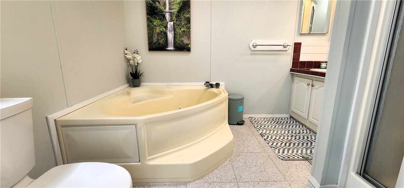 76 Robin Drive Tiverton, RI 02878 - Photo 14 of 30 soaking jacuzzi tub