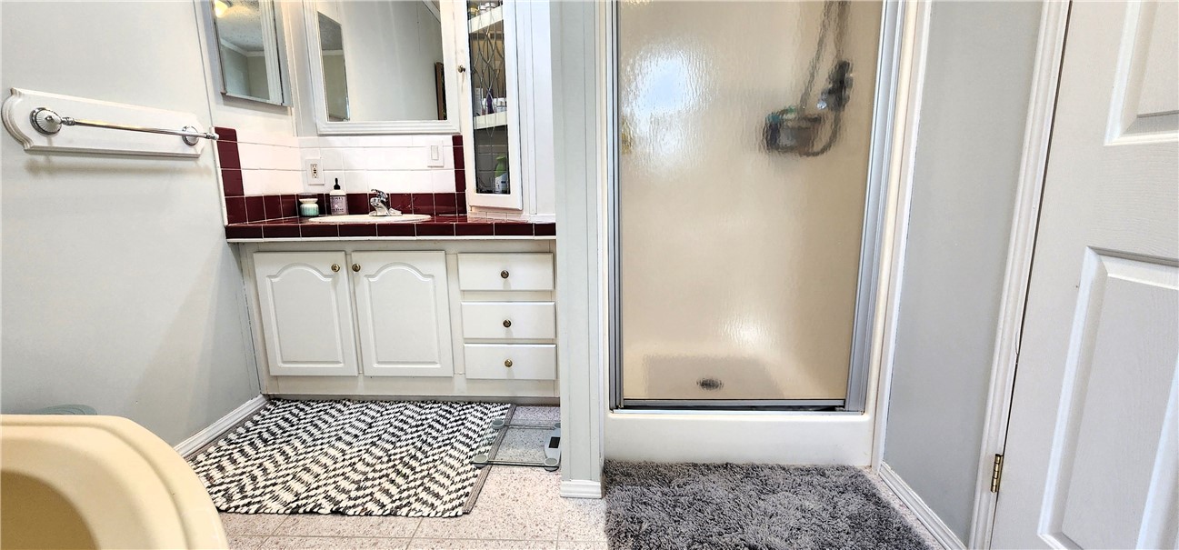 76 Robin Drive Tiverton, RI 02878 - Photo 15 of 30 shower stall