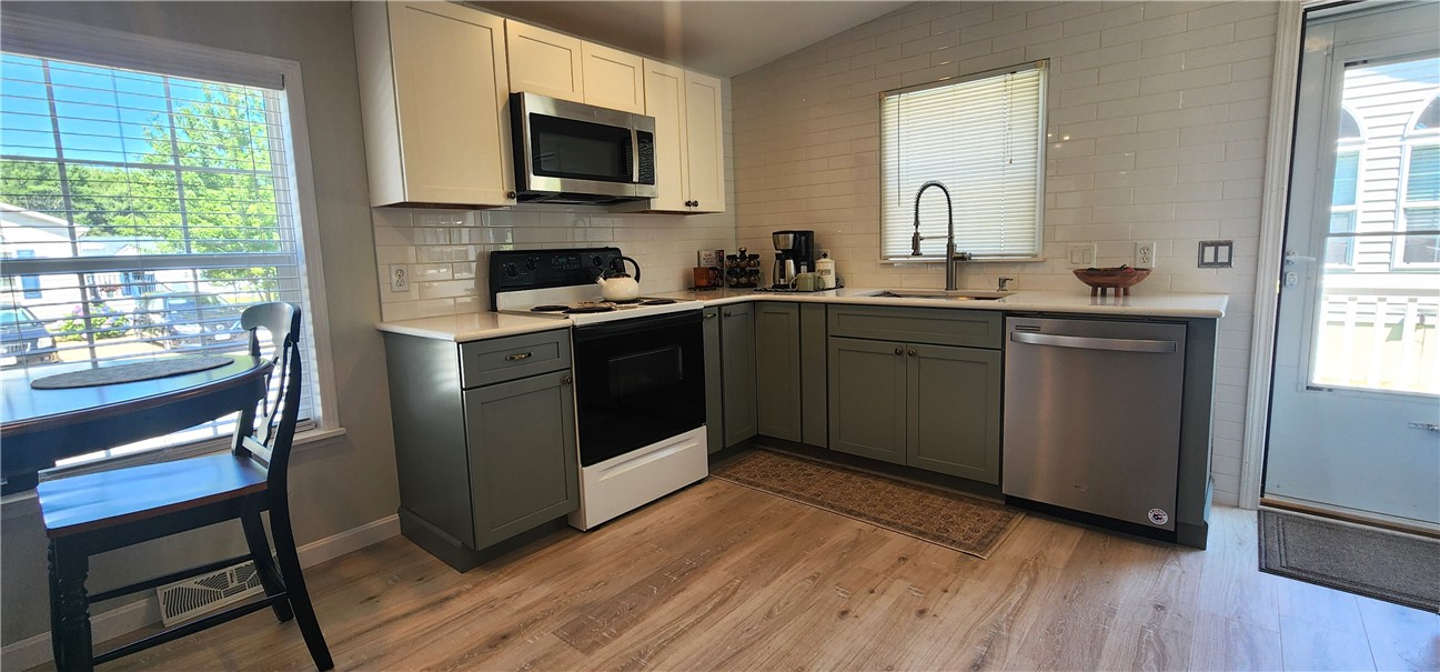 76 Robin Drive Tiverton, RI 02878 - Photo 4 of 30