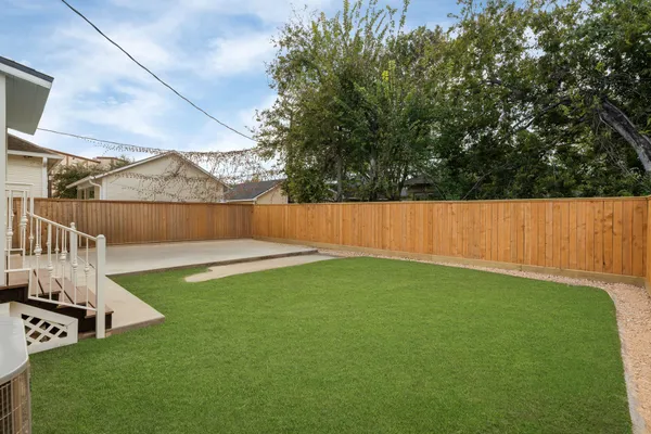 a view of a backyard with barn