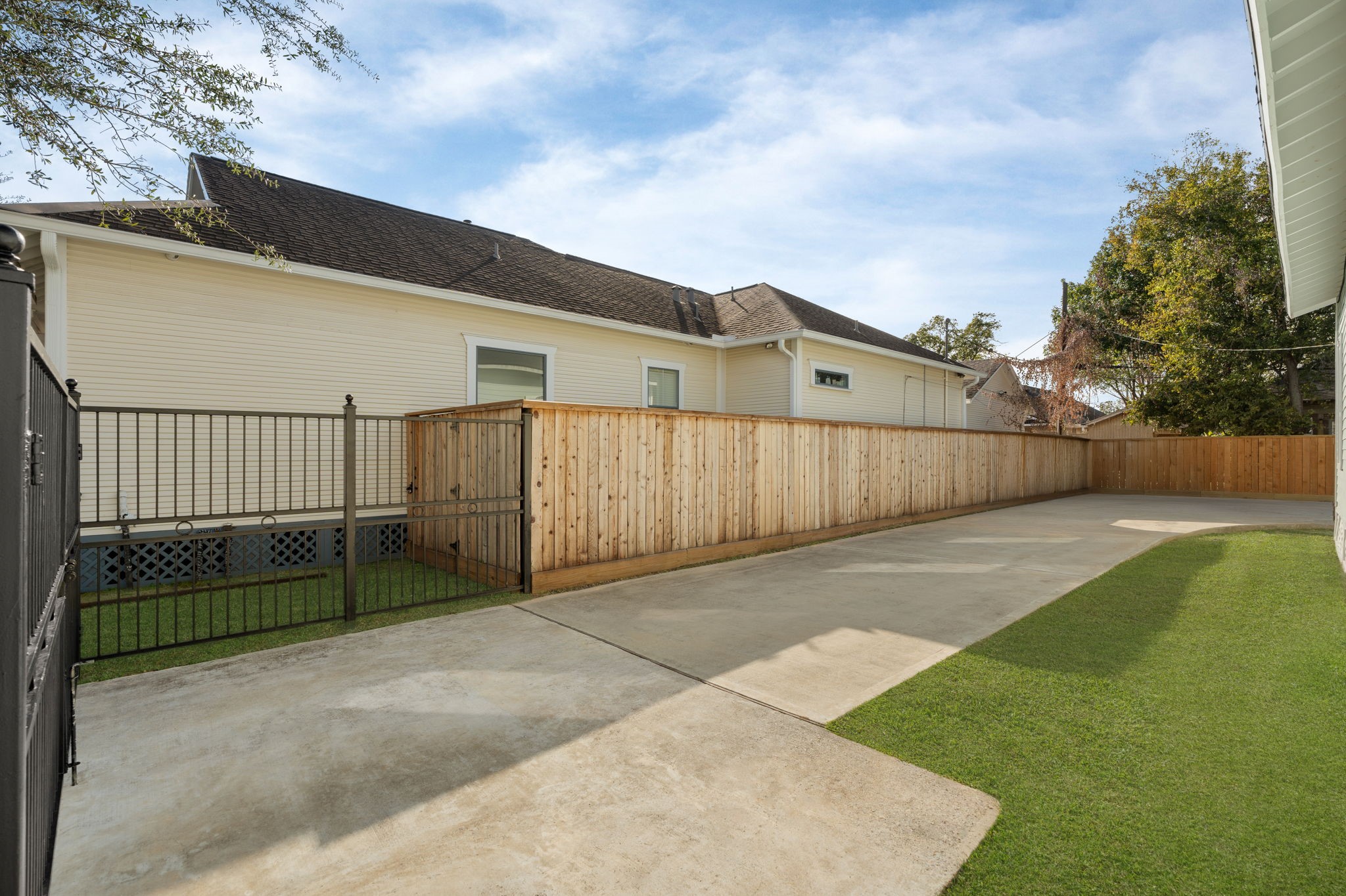 203 Archer Street Houston, TX 77009 - Photo 37 of 43 a view of a backyard
