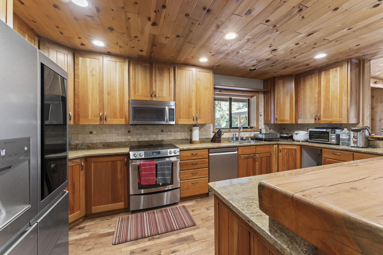 12214 Modoc Road White City, OR 97503 - Photo 19 of 47