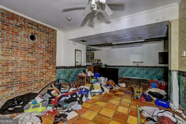 a very nice looking room with a lots of gym equipment