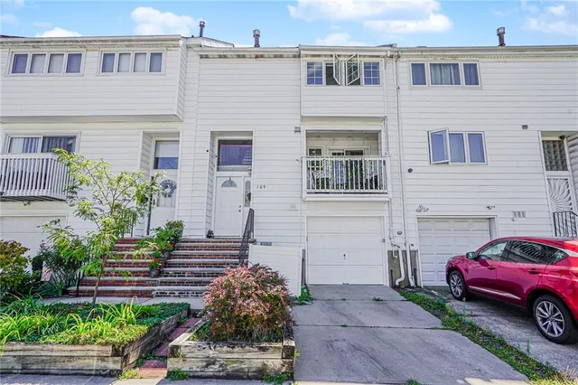 $685,000 | 109 Hampton Green | Arden Heights