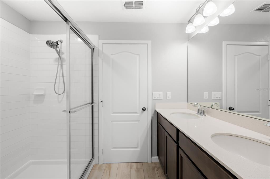 260 Smugglers Way Apopka, FL 32712 - Photo 23 of 34 a bathroom with a sink a mirror and a shower