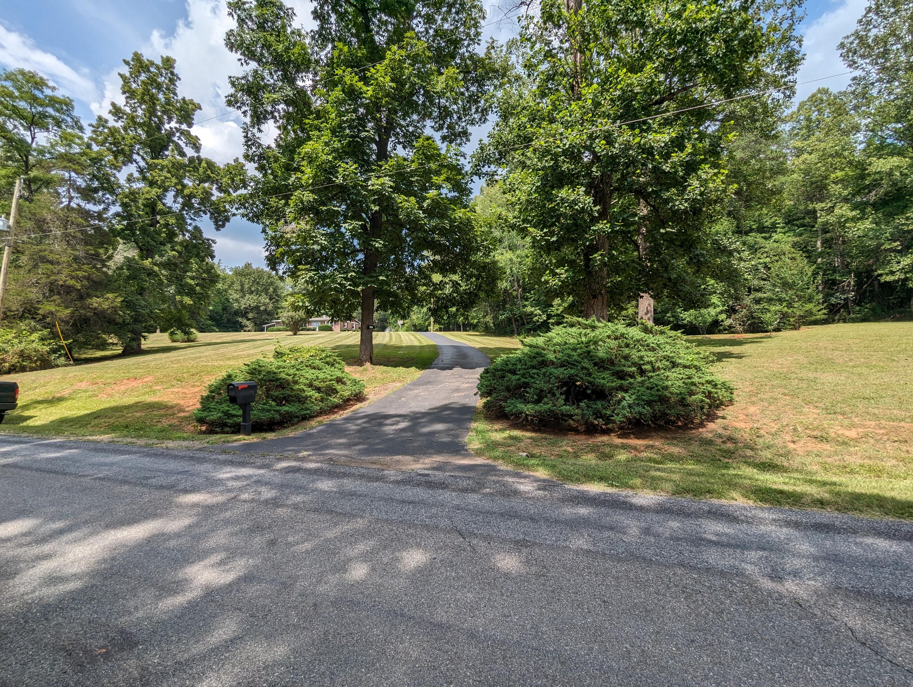 172 Robin Ridge Road Rocky Mount, VA 24151 - Photo 4 of 37 PXL_20240709_192124548