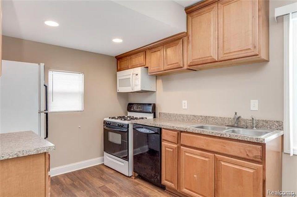 8204 Republic Avenue Warren, MI 48089 - Photo 3 of 17