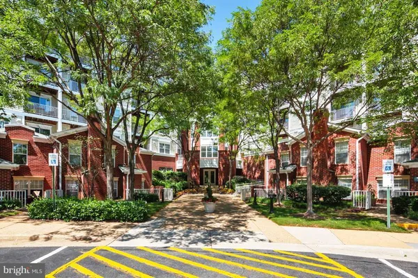 $2,100 | 1625 International Drive, Unit 307, McLean, VA 22102