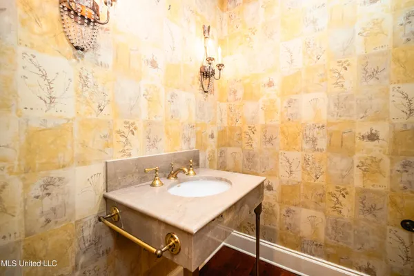 $560,000 | 1200 Meadowbrook Road, Unit 18, Jackson, MS 39206