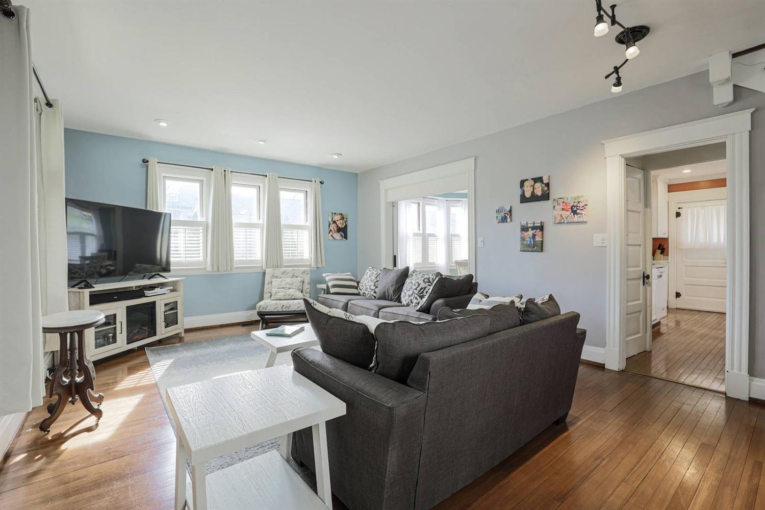 23 East Sharon Road Cincinnati, OH 45246 - Photo 4 of 30