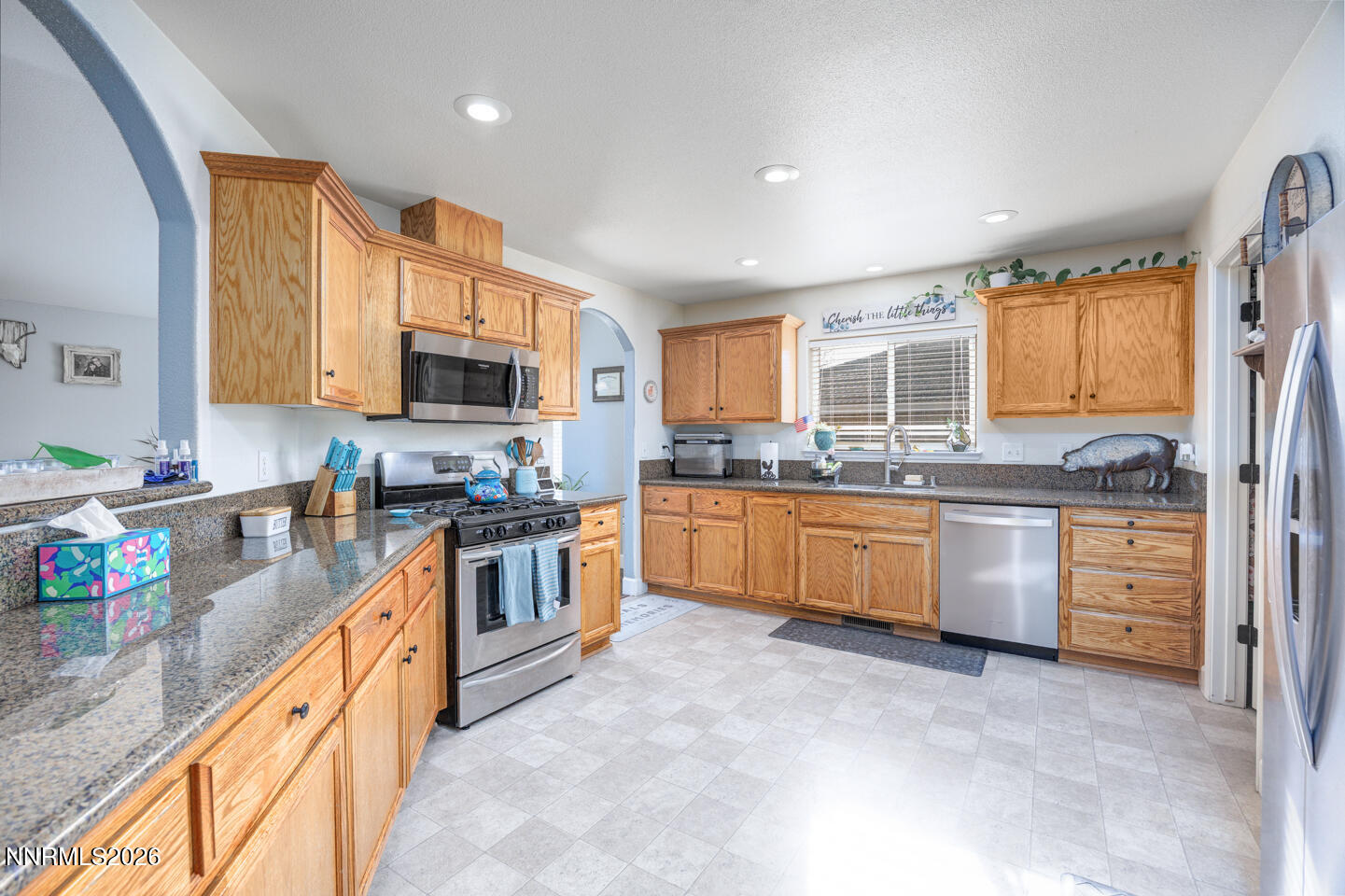 440 Cornerstone Court Fallon, NV 89406 - Photo 11 of 31 a large kitchen with stainless steel appliances granite countertop a stove a sink dishwasher and a refrigerator