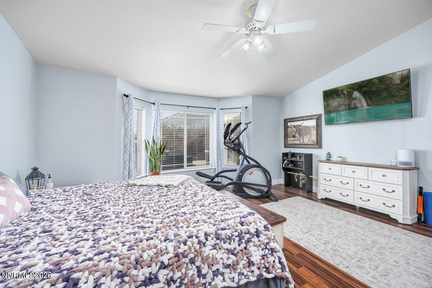 440 Cornerstone Court Fallon, NV 89406 - Photo 17 of 31 a bedroom with furniture and a flat screen tv