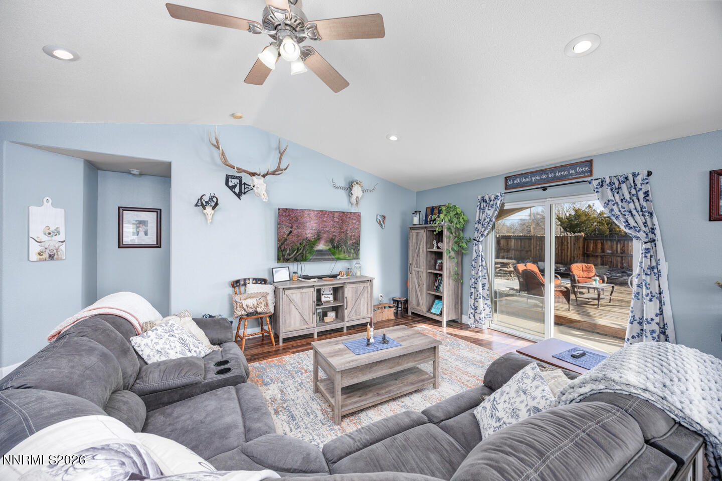 440 Cornerstone Court Fallon, NV 89406 - Photo 6 of 31 a living room with furniture and a flat screen tv